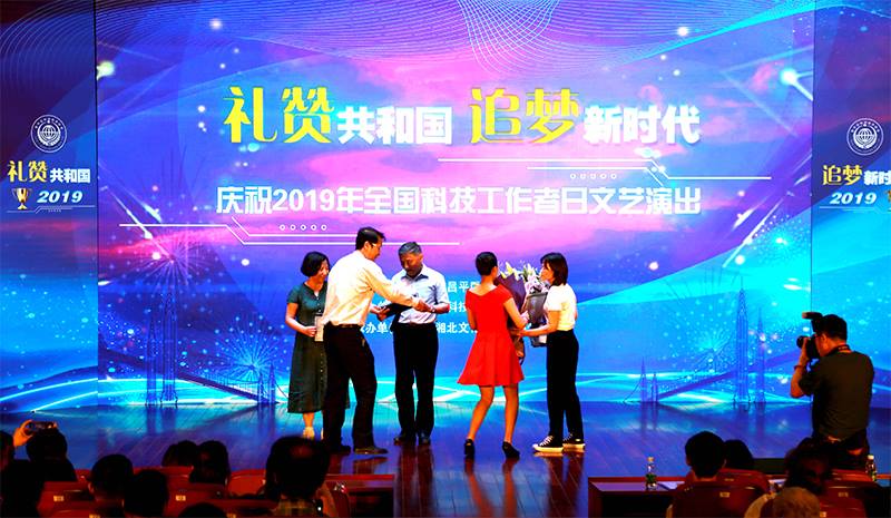 为东华原医疗姜黎滨总经理颁发感谢状 为东华原医疗姜黎滨总经理颁发感谢状