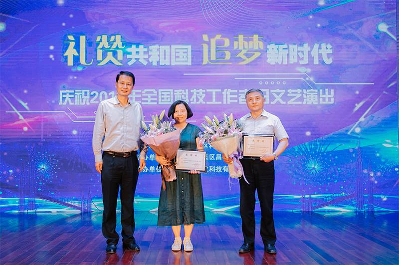 为东华原医疗姜黎滨总经理颁发感谢状 为东华原医疗姜黎滨总经理颁发感谢状